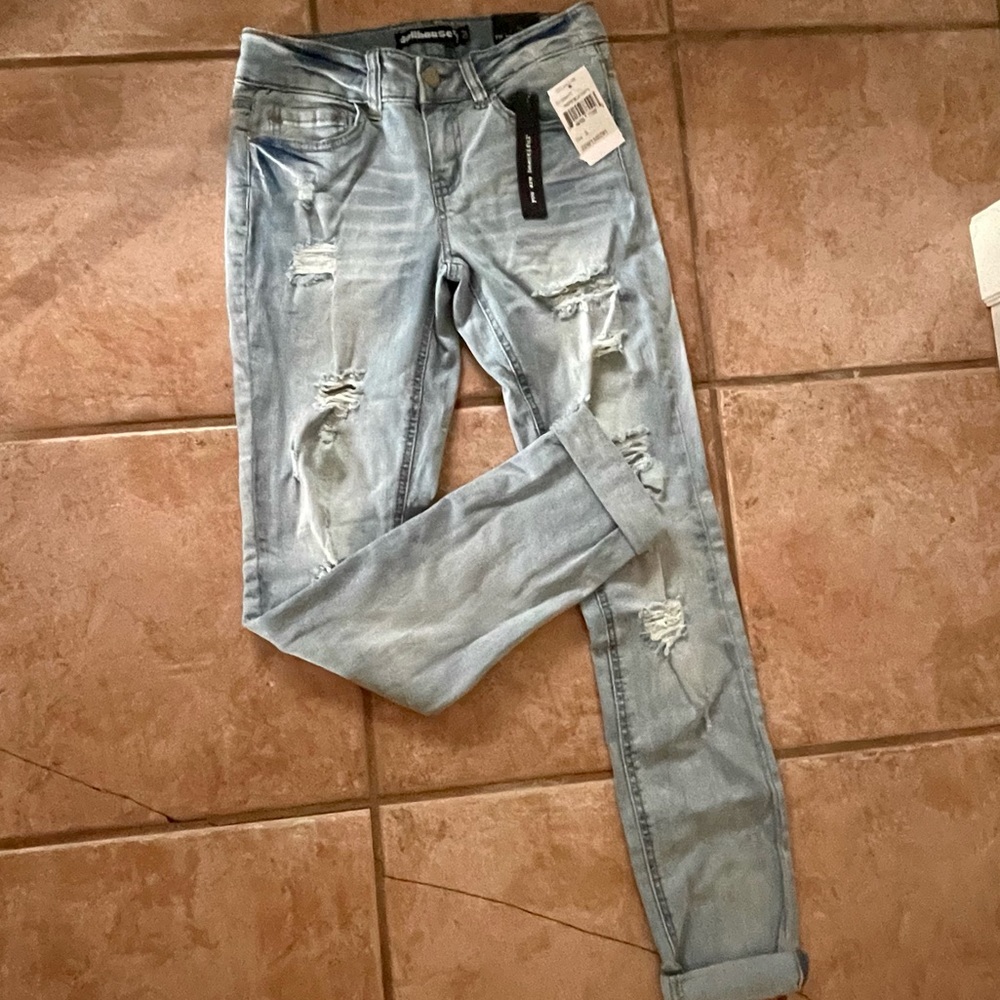 BRAND NEW Dollhouse jeans in a size (M) 3.. Never worn!! NEW W/ TAGS!!